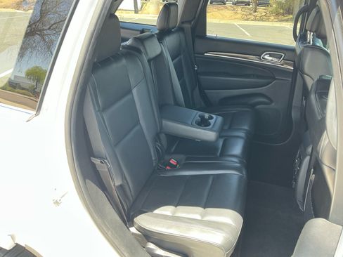 Used 2018 Jeep Grand Cherokee Overland RWD image 18
