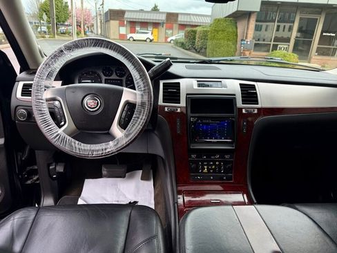 Used 2007 Cadillac Escalade AWD w/ Information Package image 9