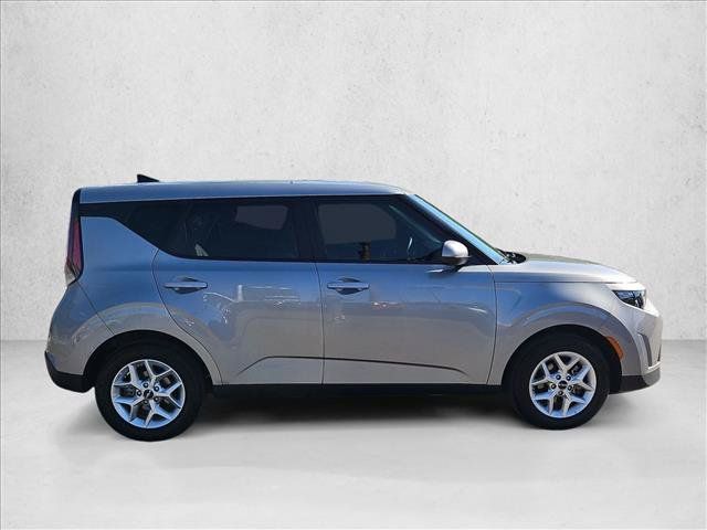 Used 2025 Kia Soul LX w/ LX Technology Package FWD image 4