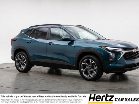 Used 2025 Chevrolet Trax LT FWD image 1