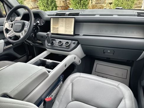 Used 2025 Land Rover Defender 110 X-Dynamic SE AWD/4WD image 14