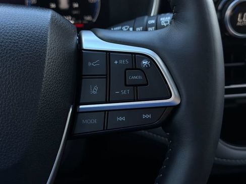 Used 2025 Toyota Highlander Limited FWD image 28