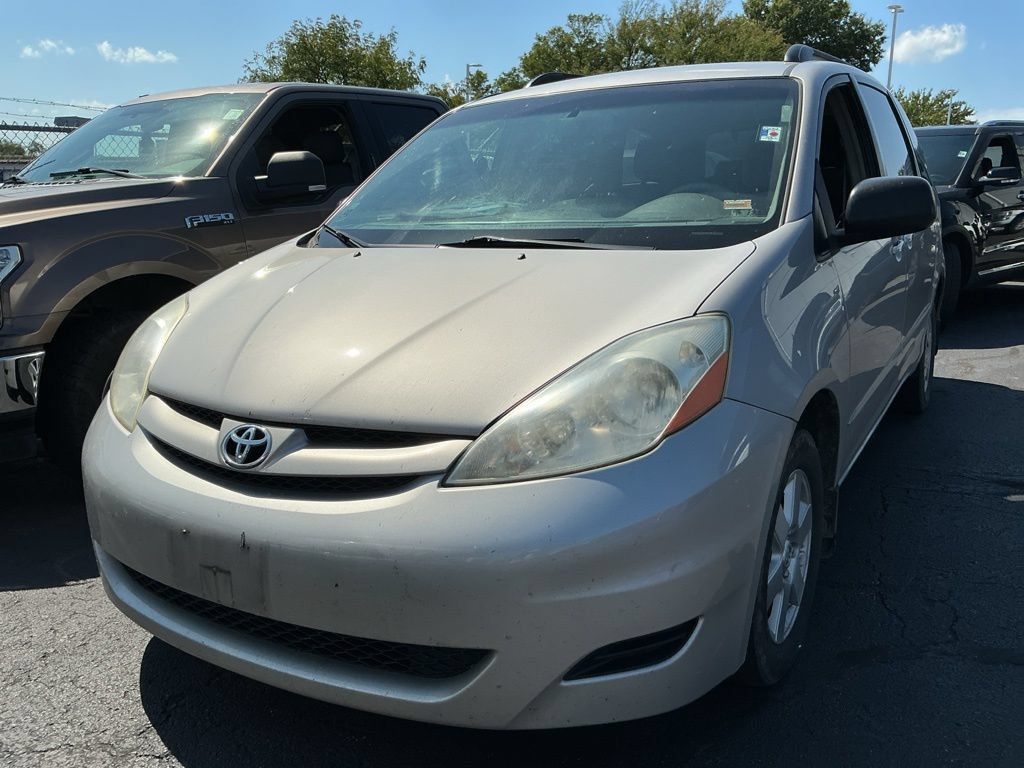 Used 2009 Toyota Sienna CE FWD image 2