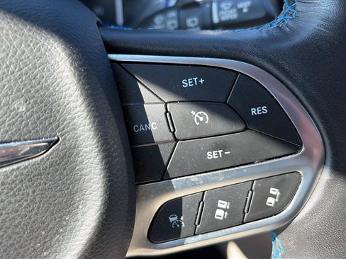 Used 2021 Chrysler Pacifica Touring-L w/ Uconnect Theater Family Group AWD/4WD image 18