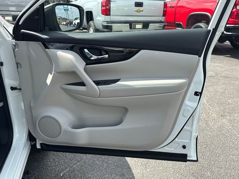 Used 2022 Nissan Rogue Sport SL image 15