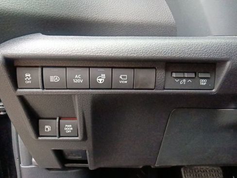 Used 2025 Toyota Sienna Platinum AWD/4WD image 17