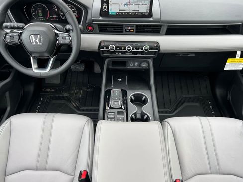 New 2025 Honda Pilot Touring image 3