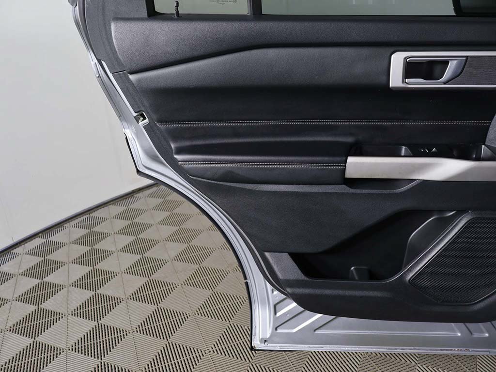 Used 2022 Ford Explorer XLT w/ Equipment Group 202A AWD/4WD image 22
