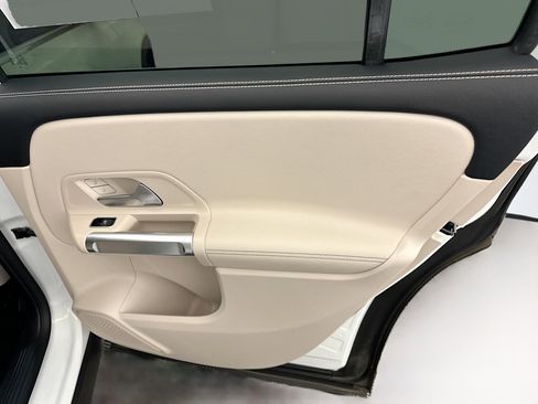 Used 2021 Mercedes-Benz GLB 250 4MATIC image 31