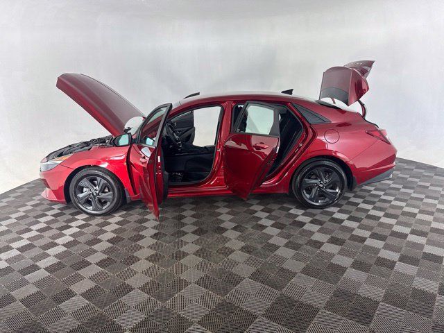 Used 2023 Hyundai Elantra SEL w/ Winter Weather Package FWD image 11