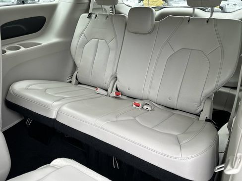 Certified 2018 Chrysler Pacifica Touring-L FWD image 16
