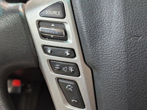 Used 2018 Nissan Titan SV AWD/4WD image 12