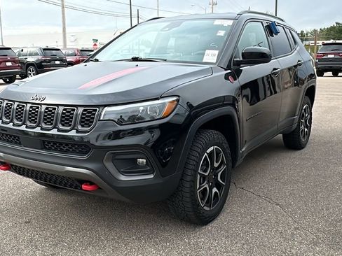 Used 2025 Jeep Compass Trailhawk w/ Trailhawk Elite Group AWD/4WD image 1