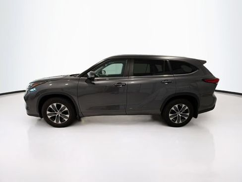 Used 2023 Toyota Highlander XLE AWD/4WD image 4