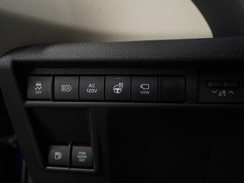 Used 2023 Toyota Sienna Platinum image 29