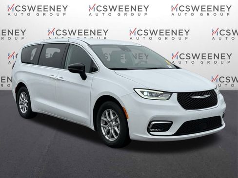 Used 2024 Chrysler Pacifica Touring-L image 7