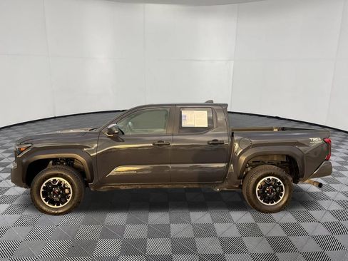 Used 2025 Toyota Tacoma TRD Off-Road AWD/4WD image 5