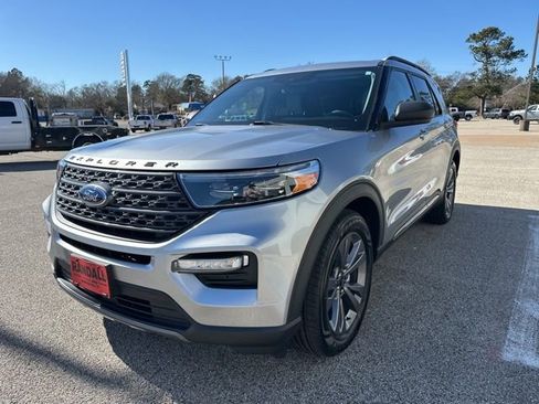 Used 2021 Ford Explorer XLT w/ Equipment Group 202A image 3