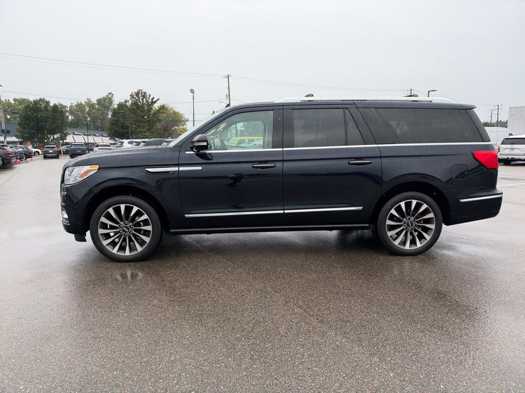 Used 2021 Lincoln Navigator L Reserve w/ Luxury Package AWD/4WD image 2