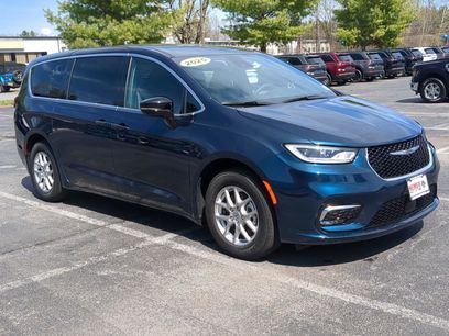 Used 2025 Chrysler Pacifica Select