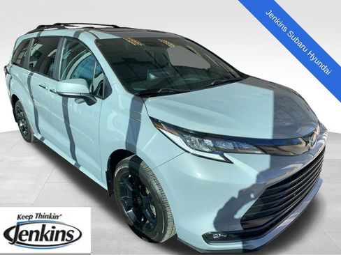 Used 2025 Toyota Sienna XLE Woodland Edition image 1