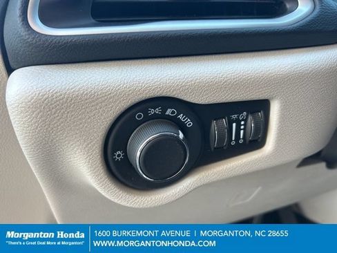 Used 2023 Chrysler Voyager LX FWD image 16