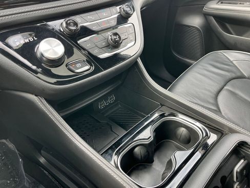 Used 2025 Chrysler Pacifica Limited image 44