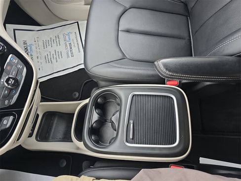 Used 2024 Chrysler Pacifica Touring-L image 25