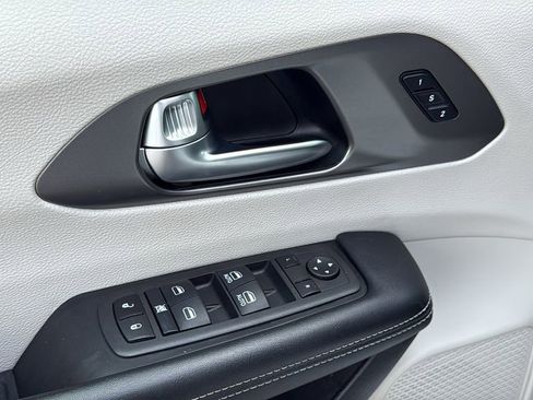Used 2023 Chrysler Pacifica Touring-L image 12
