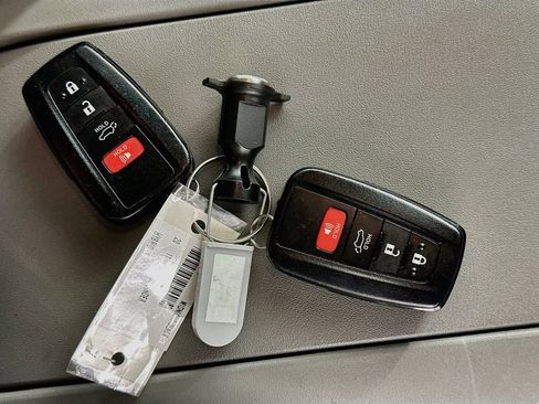 Used 2020 Toyota Highlander LE AWD/4WD image 34