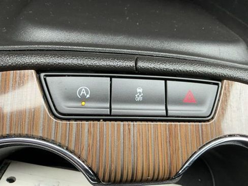 Used 2023 GMC Acadia SLE image 25