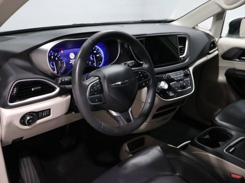 Used 2023 Chrysler Pacifica Touring-L image 15