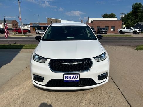 Used 2024 Chrysler Pacifica Touring-L FWD image 3