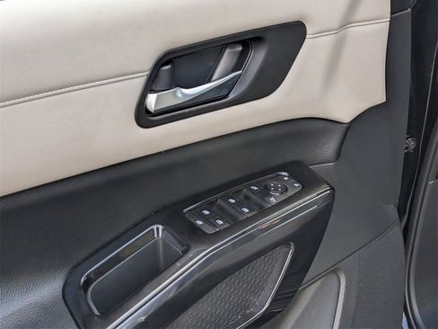 Used 2022 Nissan Pathfinder SV image 17