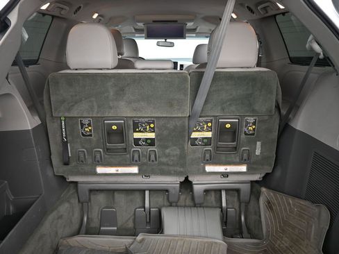 Used 2016 Toyota Sienna XLE image 13