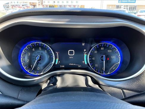 Used 2023 Chrysler Pacifica Touring-L FWD image 17