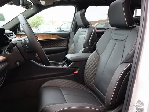 New 2025 Jeep Grand Cherokee Summit image 13