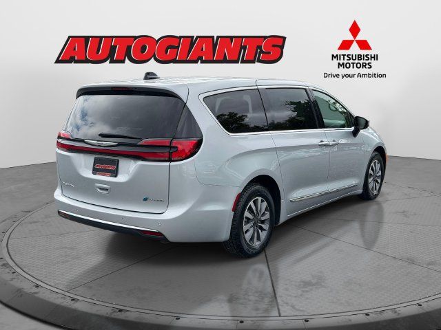 Used 2023 Chrysler Pacifica Limited FWD image 2