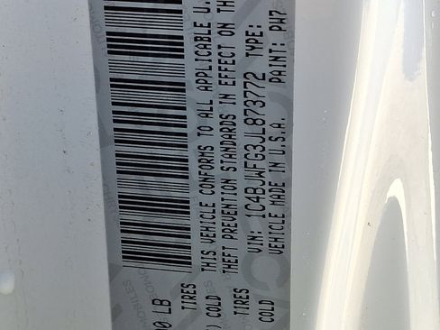 Used 2018 Jeep Wrangler Unlimited Rubicon w/ Connectivity Group image 28