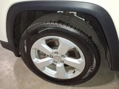 Used 2019 Jeep Compass Latitude w/ Popular Equipment Group AWD/4WD image 9