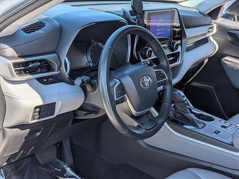 Used 2023 Toyota Highlander XLE image 10