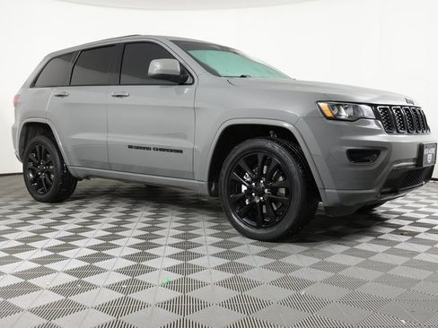Used 2022 Jeep Grand Cherokee Laredo X image 3