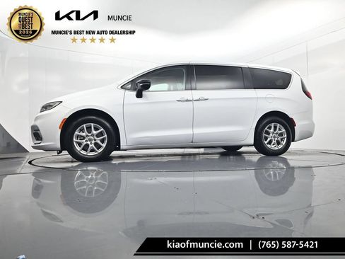 Used 2024 Chrysler Pacifica Touring-L FWD image 37
