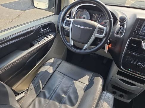 Used 2013 Chrysler Town & Country Touring FWD image 15