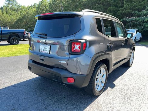 Used 2018 Jeep Renegade Latitude FWD image 6