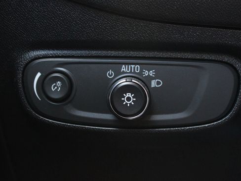 Used 2019 Chevrolet Equinox LT w/ Driver Convenience Package FWD image 24