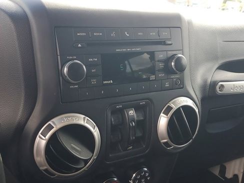 Used 2016 Jeep Wrangler Unlimited Sahara w/ Connectivity Group AWD/4WD image 23