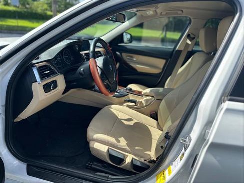 Used 2018 BMW 320i Sedan RWD image 12