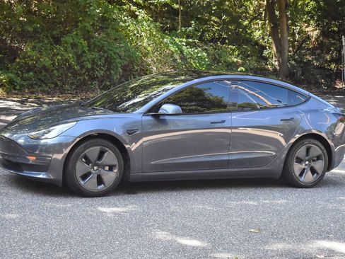 Used 2022 Tesla Model 3 Standard Range image 2