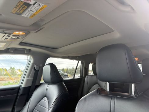 Used 2022 Toyota Highlander XLE AWD/4WD image 17